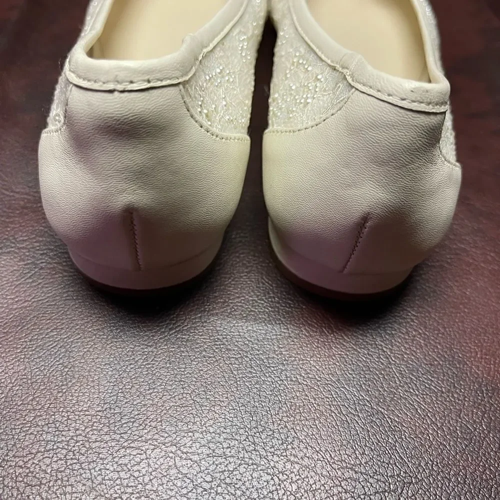 Antonio Melani new off white beige‎ lace embellished flats, size 6 1/2